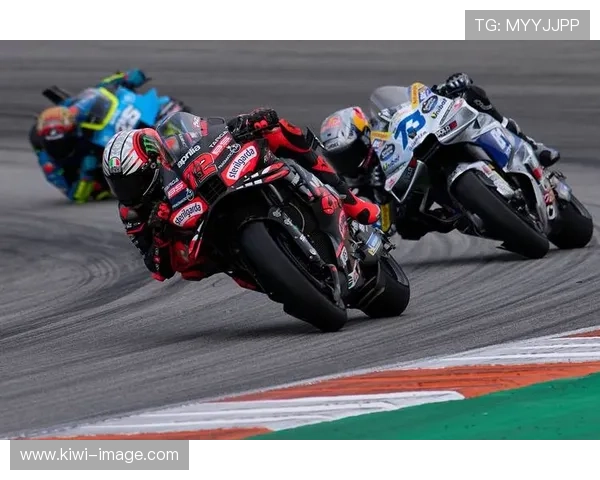 新赛季摩托大奖赛赛场风云再起群雄争霸战火重燃速度传奇再书篇章