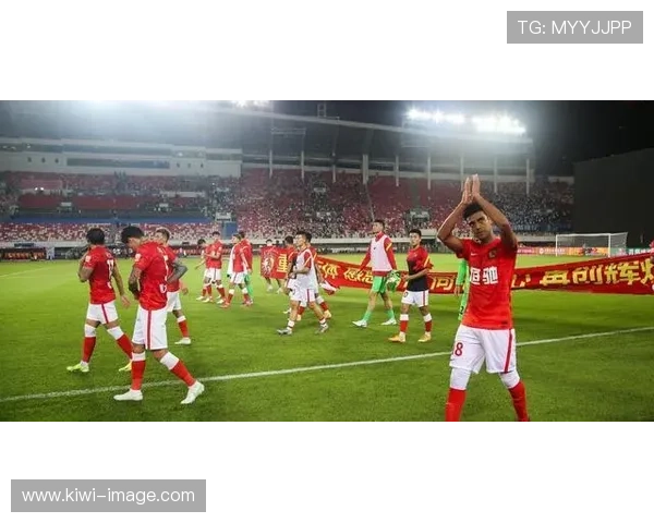 中国足球超级联赛新赛季开幕 强队争夺激烈 新星崭露头角