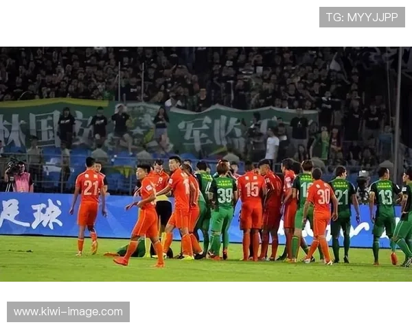 足协杯激战正酣 强强对决引发球迷热议 谁将问鼎国内足坛最高荣誉